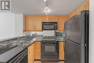 300-300 Bloor St E in Toronto, ON - Building Photo - Building Photo