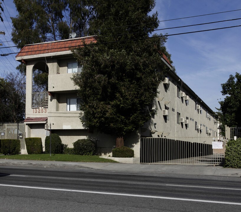 13253 Vanowen St in North Hollywood, CA - Building Photo