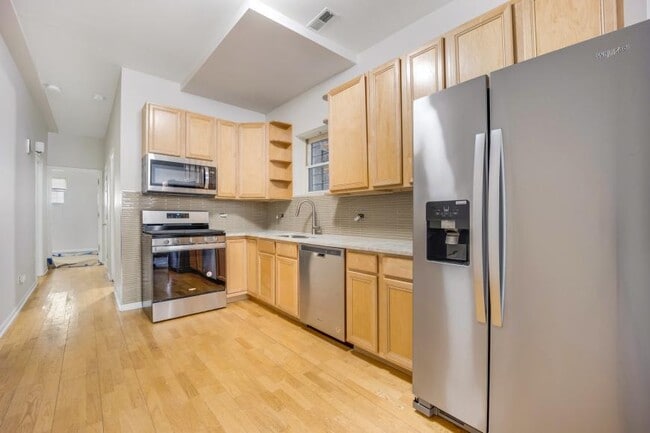 2033 W Huron St in Chicago, IL - Building Photo - Building Photo