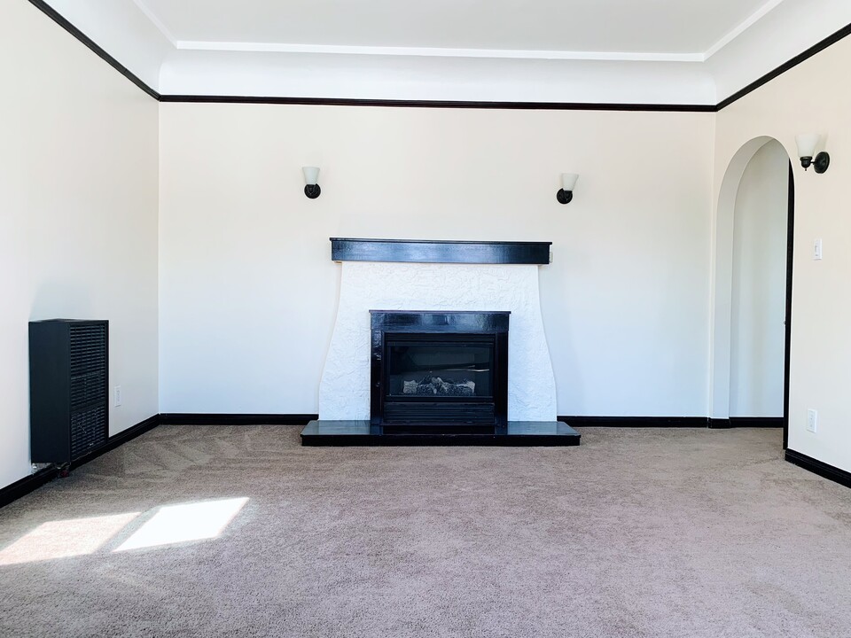 4234 8th Ave in Los Angeles, CA - Building Photo