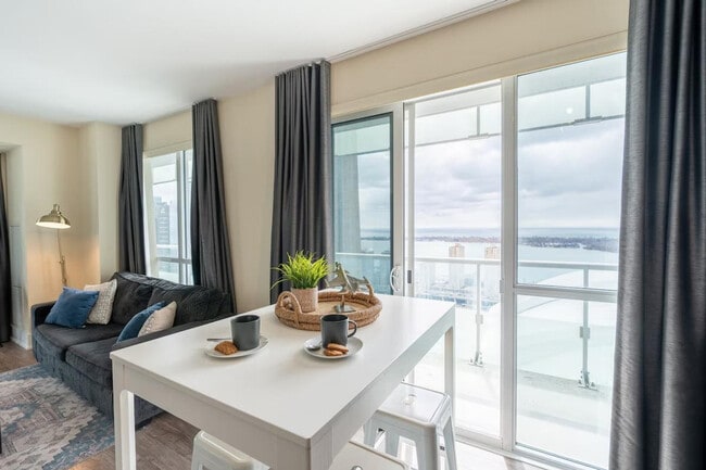 255 Wellington St W in Toronto, ON - Building Photo - Building Photo