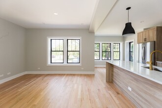 2457 W Logan Blvd, Unit 1 in Chicago, IL - Building Photo - Building Photo