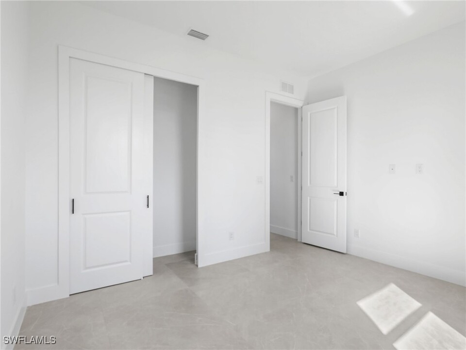 2109 NW 17th Pl in Cape Coral, FL - Foto de edificio