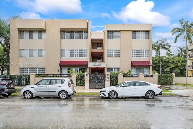 300 Madeira Ave, Unit 201 in Coral Gables, FL - Building Photo - Building Photo