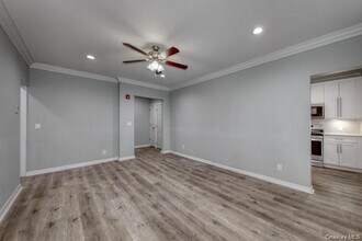 724 E Main St in Riverhead, NY - Building Photo - Building Photo