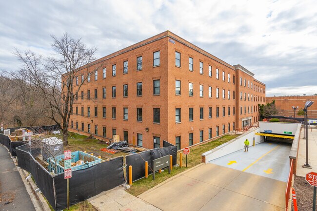 3300 Whitehaven St NW