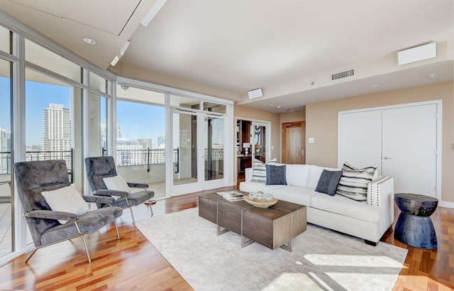 700 W Harbor Dr in San Diego, CA - Foto de edificio - Building Photo