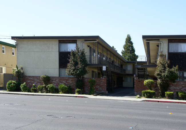 1336 Maple St in Redwood City, CA - Foto de edificio - Building Photo