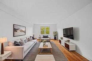 255 Bronx River Rd in Yonkers, NY - Building Photo