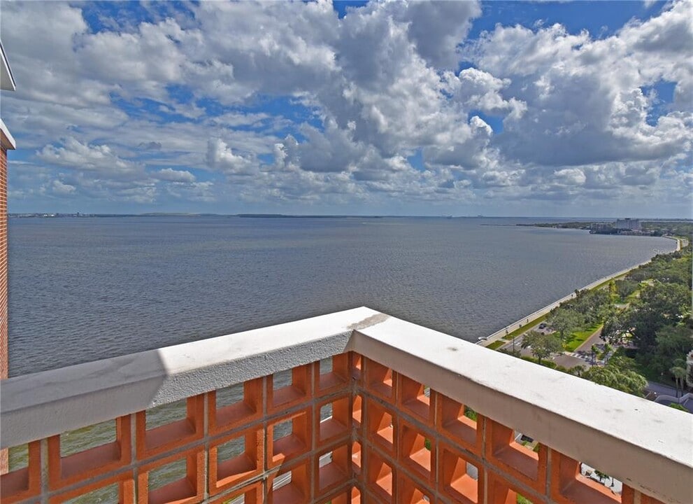 4015 Bayshore Blvd in Tampa, FL - Building Photo