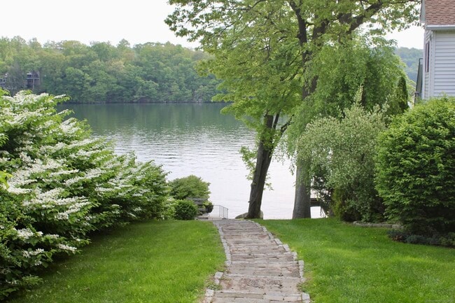 55 Knollcrest Rd in New Fairfield, CT - Building Photo - Building Photo