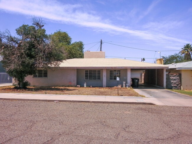 102 Erin Dr in Needles, CA - Foto de edificio - Building Photo