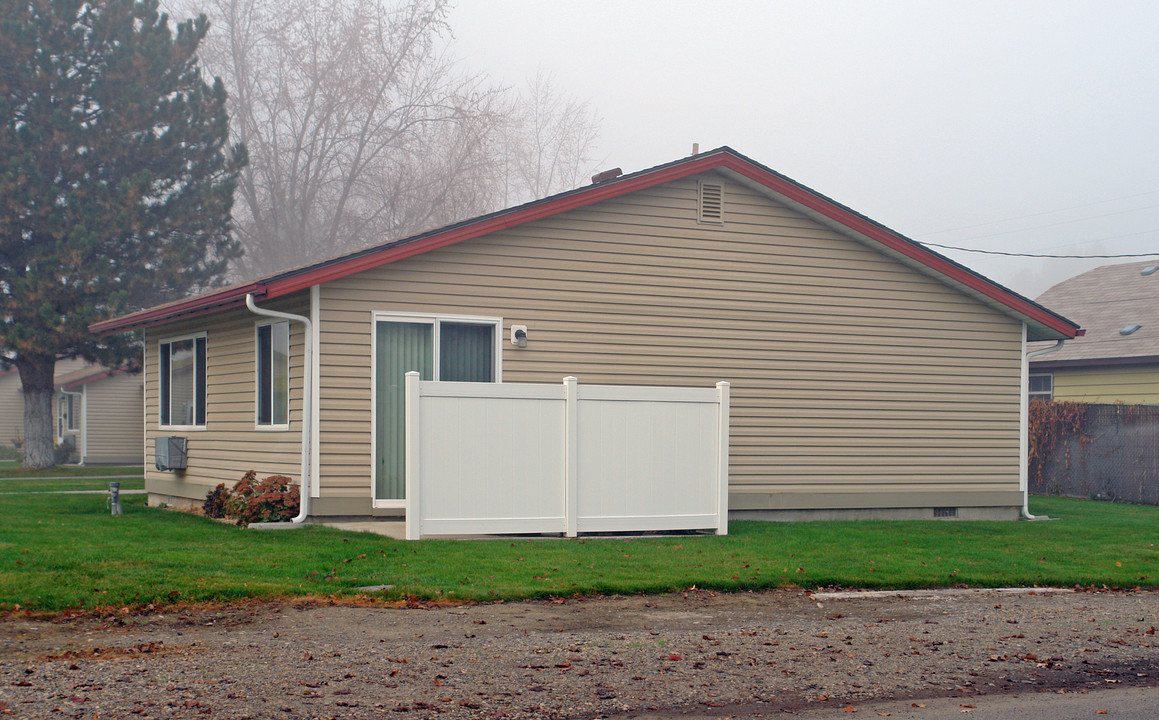 Leisure Village I in Fruitland, ID - Building Photo