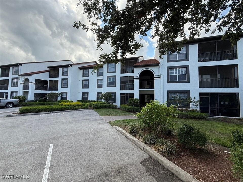 7985 Preserve Cir in Naples, FL - Building Photo