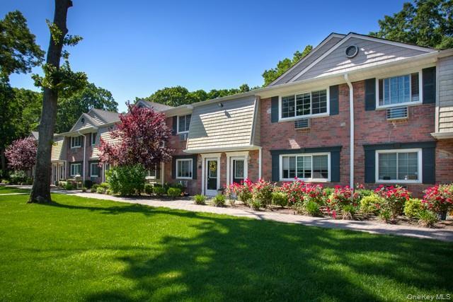 14 Margate Pl in Coram, NY - Building Photo