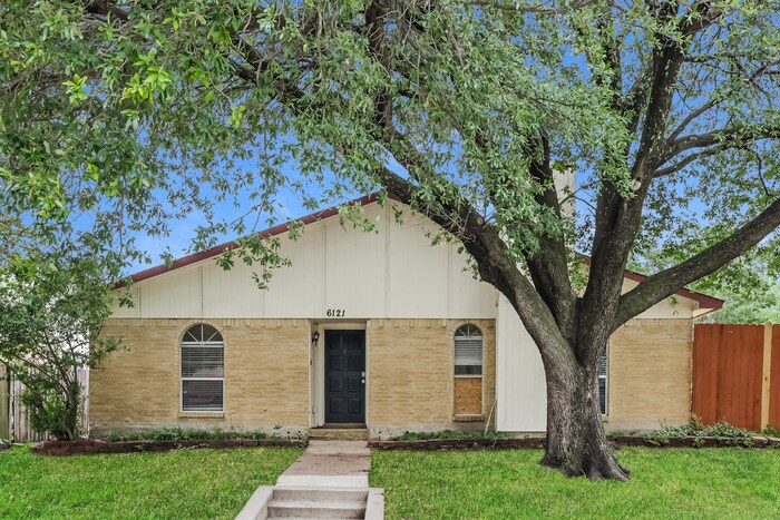 6121 Cedar Ln in Rowlett, TX - Building Photo