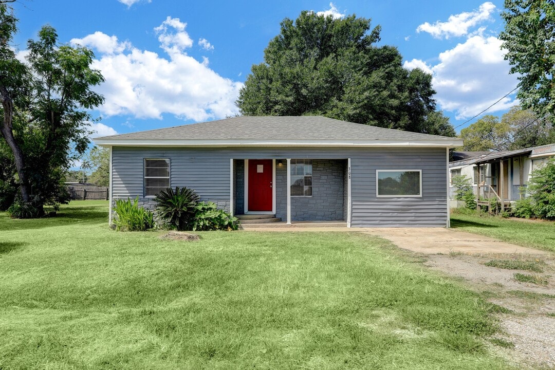 308 Bennett Dr in West Columbia, TX - Building Photo