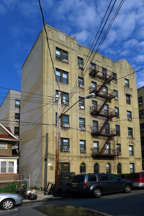 8760 113th St in Richmond Hill, NY - Foto de edificio