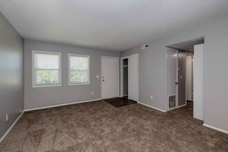Pine Creek Apartments in Wichita, KS - Building Photo - Interior Photo