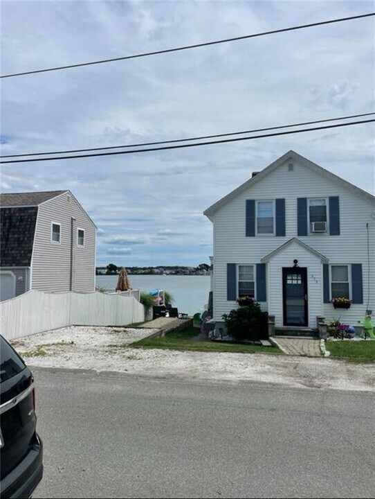 272 Riverside St in Portsmouth, RI - Building Photo
