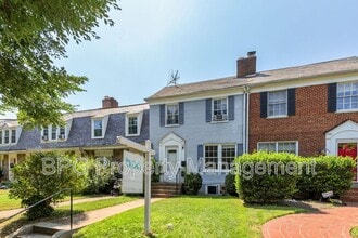 1710 37th St NW in Washington, DC - Foto de edificio - Building Photo