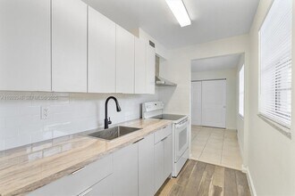 1715 N 16th Ave in Hollywood, FL - Foto de edificio - Building Photo