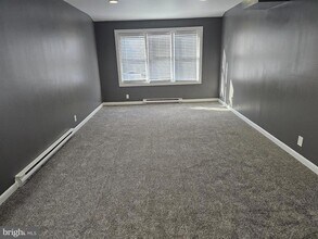 12 Hasting Ln in Willingboro, NJ - Building Photo - Building Photo