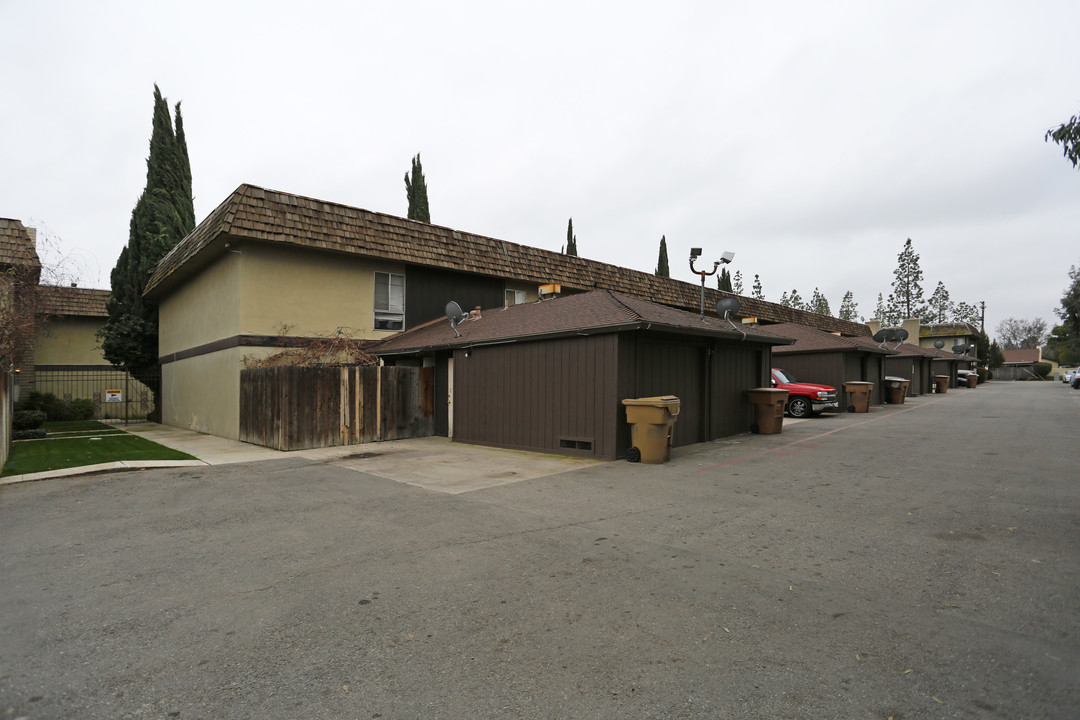 5301 Demaret Ave in Bakersfield, CA - Building Photo