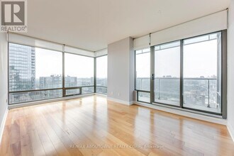 18 Yorkville Ave in Toronto, ON - Building Photo - Building Photo