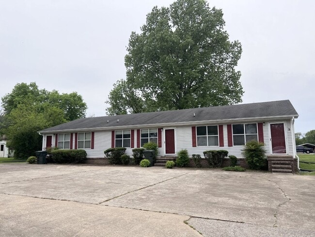 208 Ivie Ln in Martin, TN - Building Photo - Building Photo