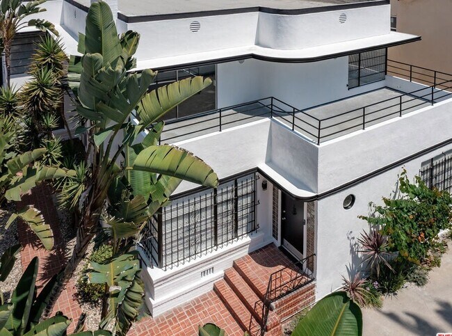 122 N Hamilton Dr in Beverly Hills, CA - Foto de edificio - Building Photo