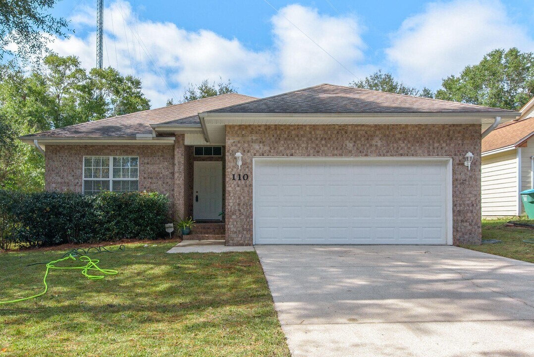 110 Brookmeade Dr in Crestview, FL - Foto de edificio