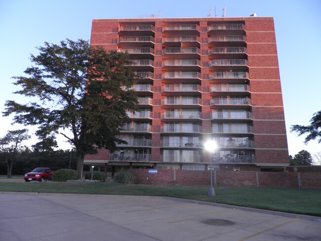 Highland House in Wichita, KS - Foto de edificio - Building Photo