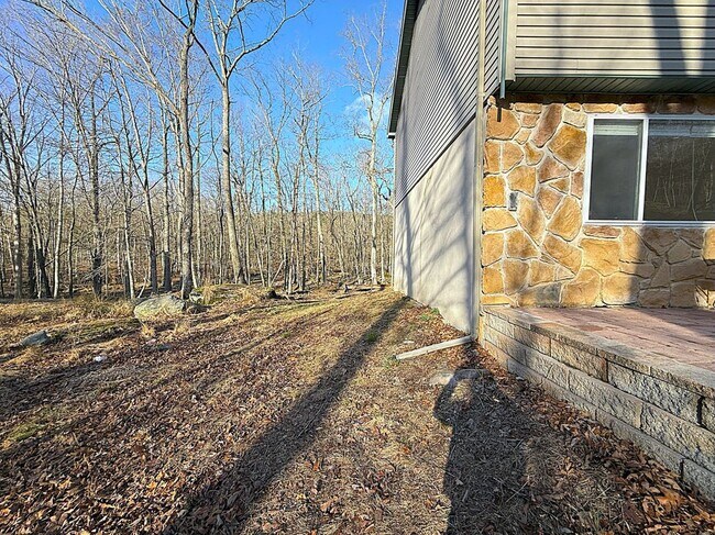 6486 Decker Rd in Bushkill, PA - Building Photo - Building Photo