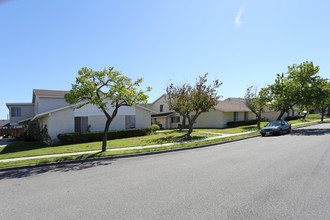 Manzanita Apartments in Oxnard, CA - Building Photo - Building Photo