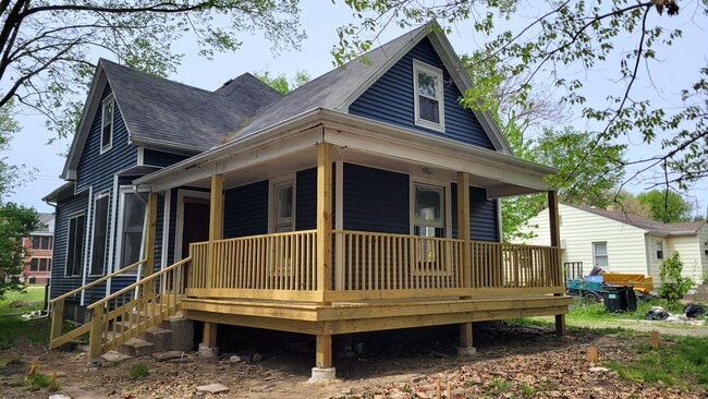 1107 N Hickory St in Champaign, IL - Foto de edificio - Building Photo