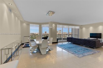21200 NE 38th Ave in Miami, FL - Foto de edificio - Building Photo