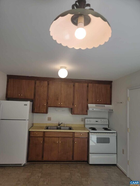 1203 Oak Hill Dr in Charlottesville, VA - Building Photo