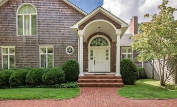 6 Tall Tree Ct in East Hampton, NY - Building Photo - Building Photo