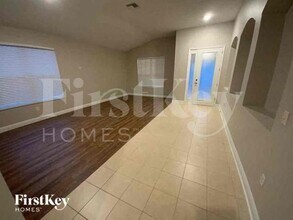 1024 Napolean Way in Wesley Chapel, FL - Foto de edificio - Building Photo