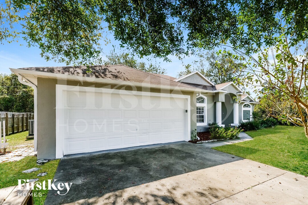 2411 Dumas Dr in Deltona, FL - Building Photo