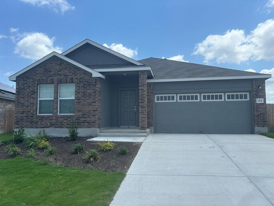 144 Sky Meadows Cir in San Marcos, TX - Building Photo
