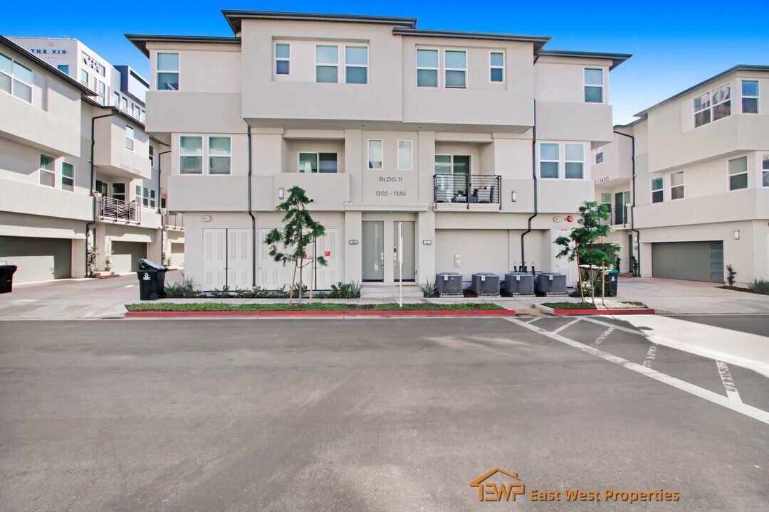 1302 W Cara Dr in Anaheim, CA - Building Photo