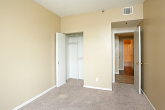 Kensington Tower Apartments in Omaha, NE - Building Photo - Interior Photo