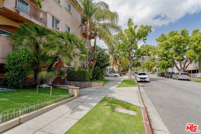 421 E Santa Anita Ave in Burbank, CA - Building Photo - Building Photo