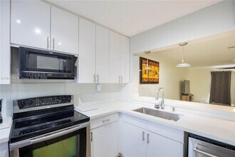 8325 Fairway Rd in Sunrise, FL - Building Photo - Building Photo