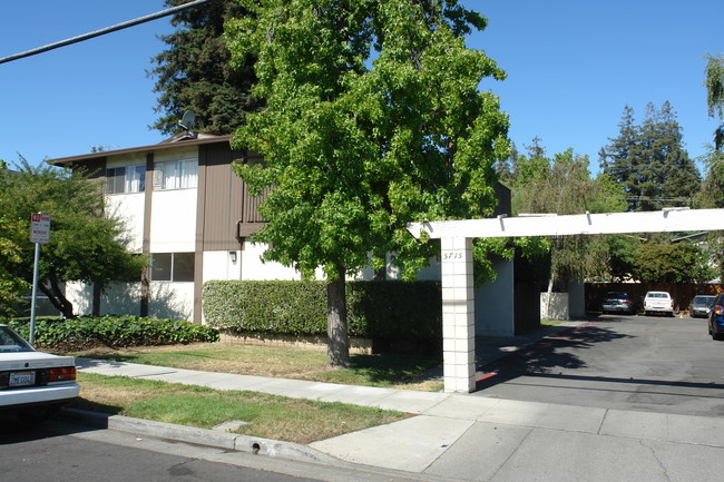 5715 Almaden Expy in San Jose, CA - Foto de edificio - Building Photo