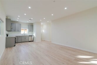 10526 Hillhaven Ave in Los Angeles, CA - Building Photo - Building Photo