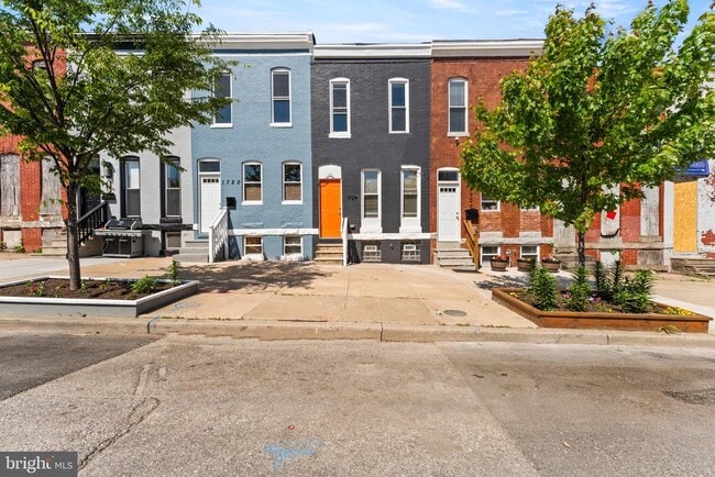 property at 1724 N Milton Ave