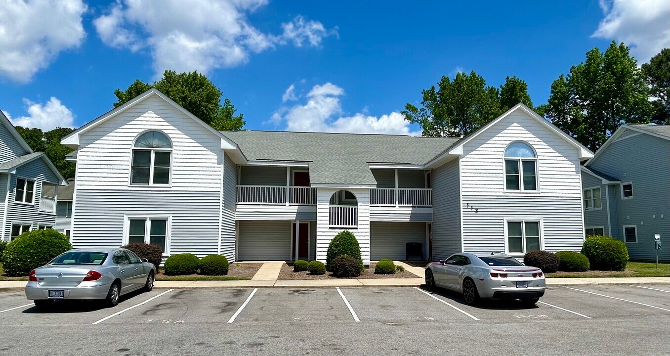 112 W Victoria Ct in Greenville, NC - Building Photo